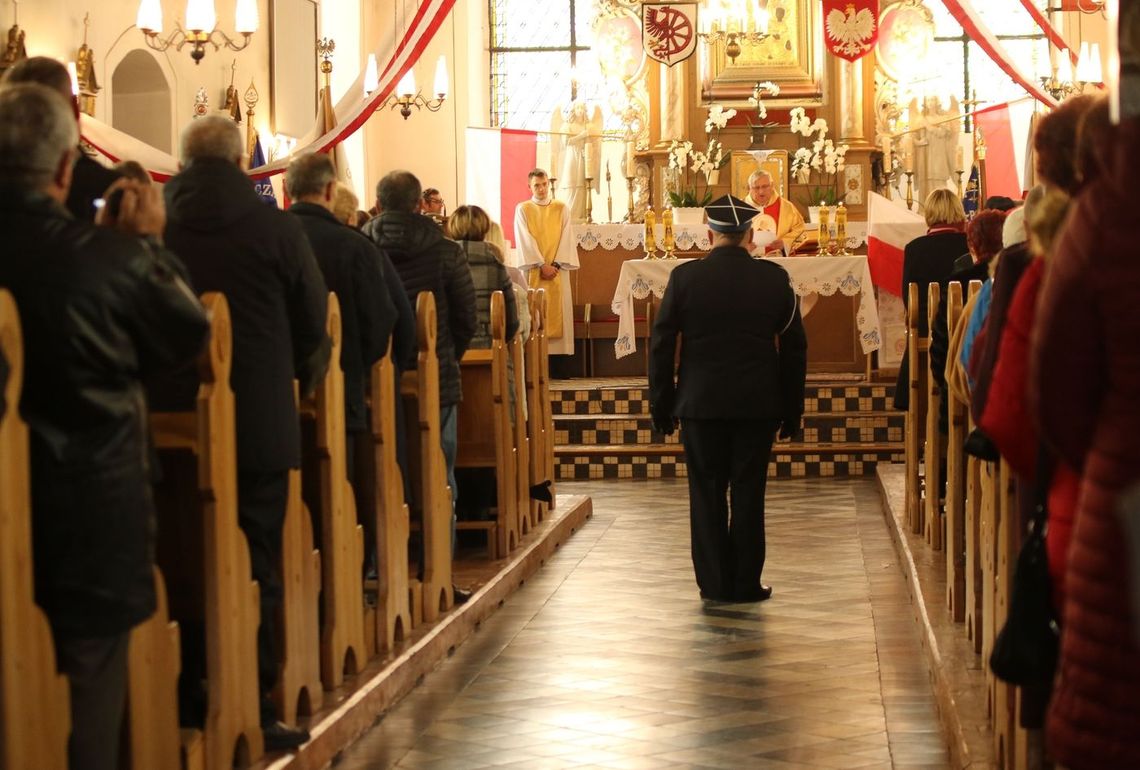 11 listopada w Cedyni w kościele i przed tablicą