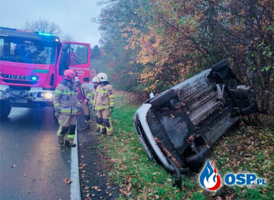 Auto wpadło do rowu i dachowało