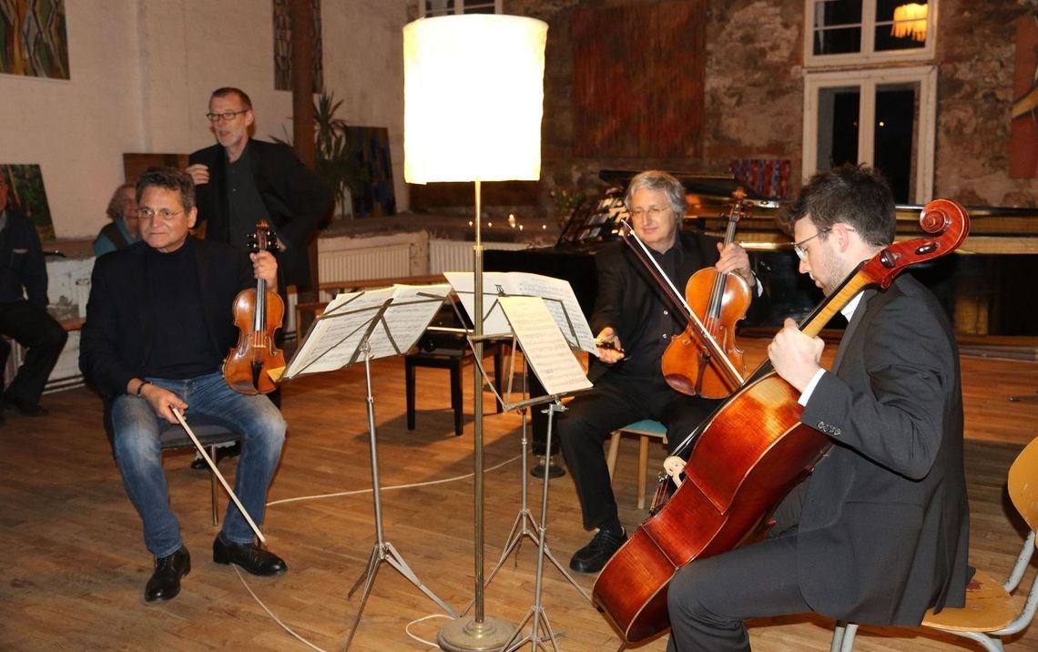 Beethoven, Schubert i Mozart - znani kompozytorzy muzyki klasycznej w dawnej oborze