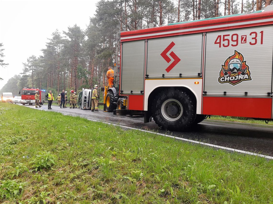 BMW wpadło w poślizg i zatrzymało się na boku