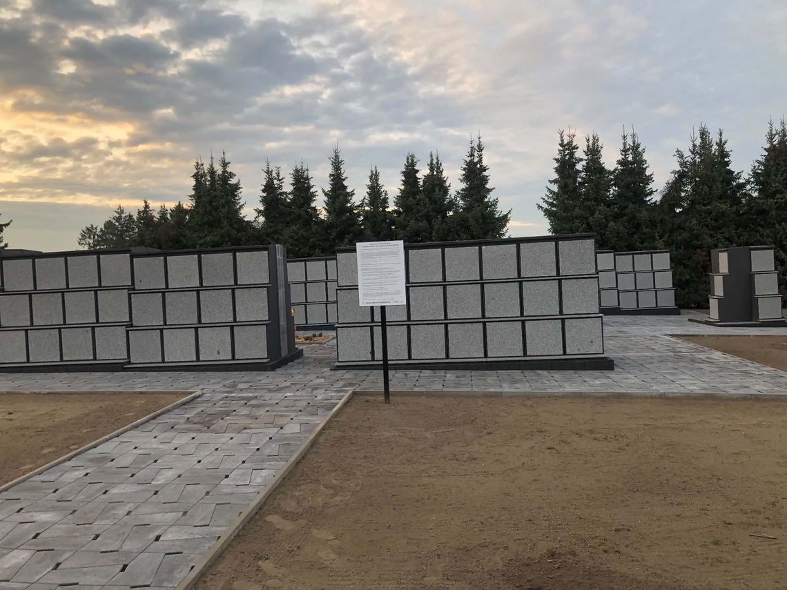Chojeński zakład pogrzebowy stawia na nowoczesne formy pochówku – dziś odbyło się otwarcie Kolumbarium na cmentarzu komunalnym.[FOTO]