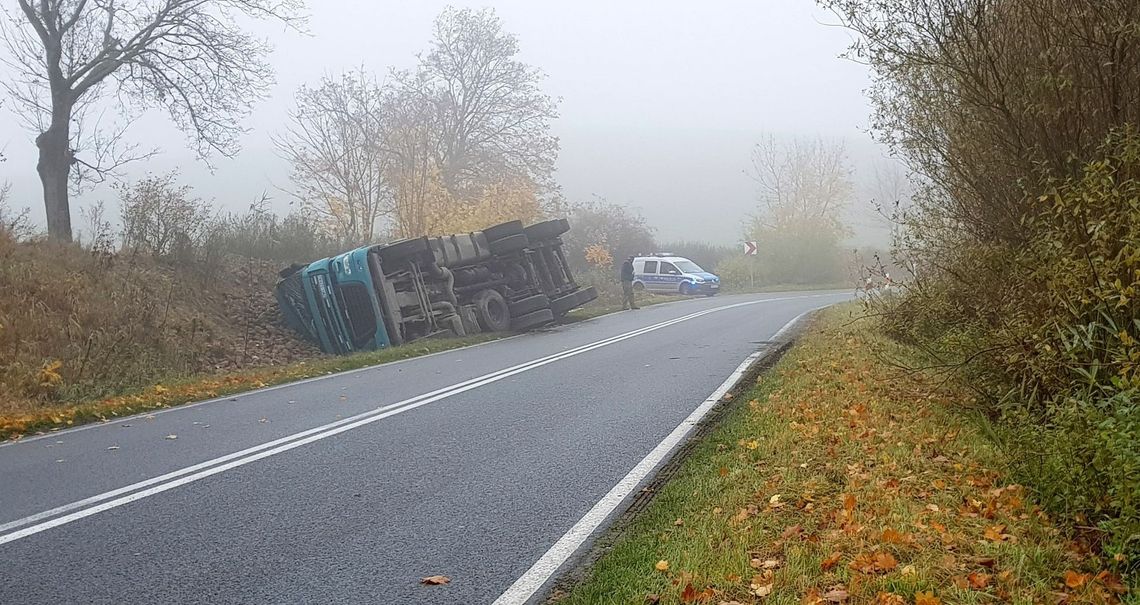 Ciężarówka przewróciła się na drodze w Mętnie [ZDJĘCIA]