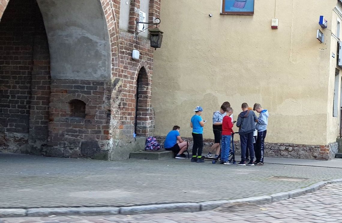 Co robią dzieciaki pod zabytkową bramą? Co robią dzieciaki pod zabytkową bramą?