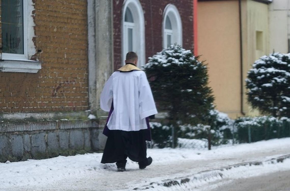 Czy warto przyjmować księdza po kolędzie? Harmonogram wizyt duszpasterskich w Chojnie