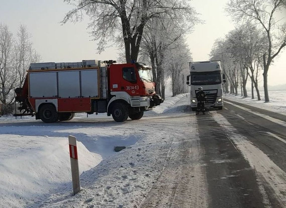 Dachował na śliskiej jezdni