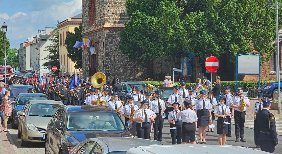 Defilada strażaków przez miasto [ZDJĘCIA, FILM]