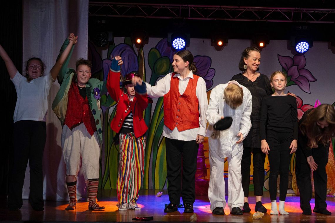 Dziecięca grupa Bubble Teatr w spektaklu "Gdzie Ty byłaś Alicjo?"