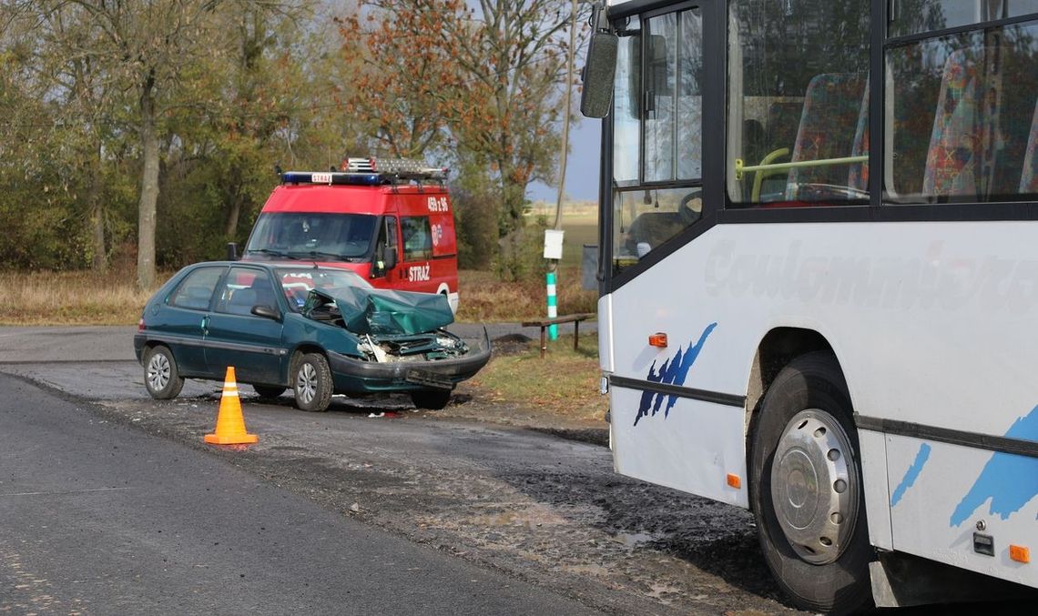 Dziś rano doszło do wypadku. Autobus szkolny zderzył się z Citroenem