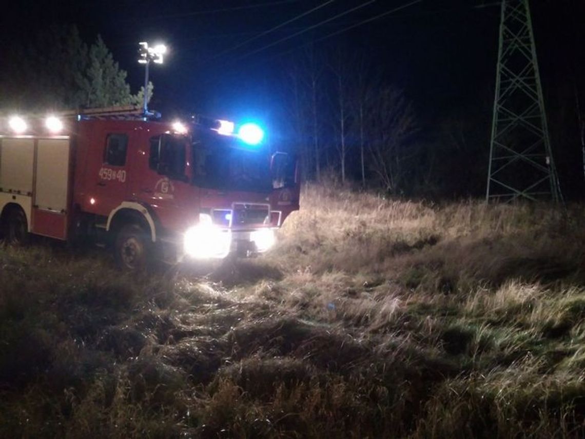 Gasili pożar samochodu, sadzy w kominie i zabezpieczali zerwaną linię wysokiego napięcia