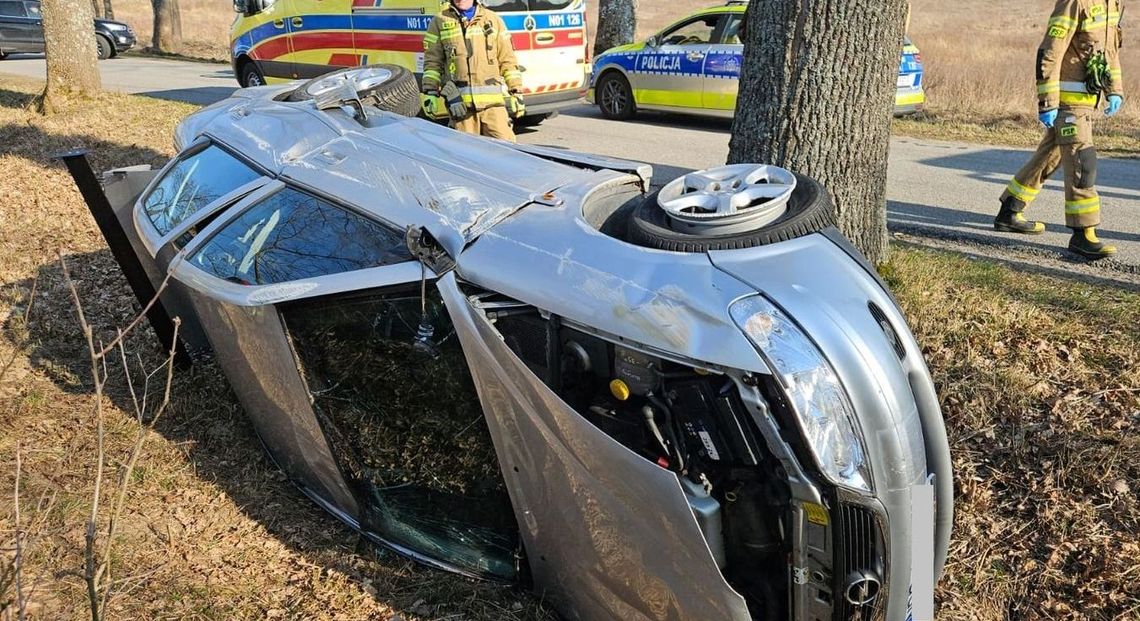 Nie wyrobił na zakręcie i dachował Nie wyrobił na zakręcie i dachował