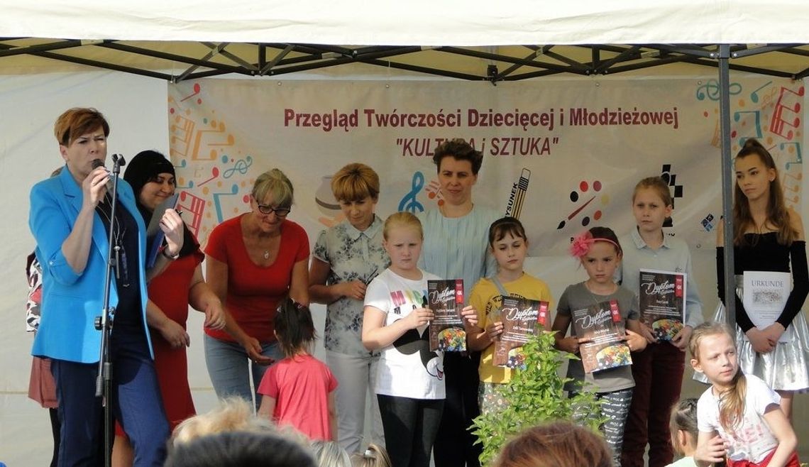 IV Przegląd Twórczości Dziecięcej pt. „Wędrówki po barwach”