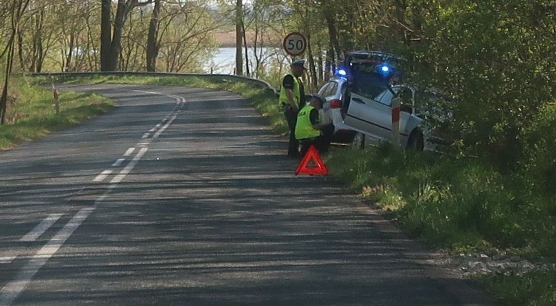 Jadąc BMW, uderzył w drzewo. Potem kierowca się oddalił