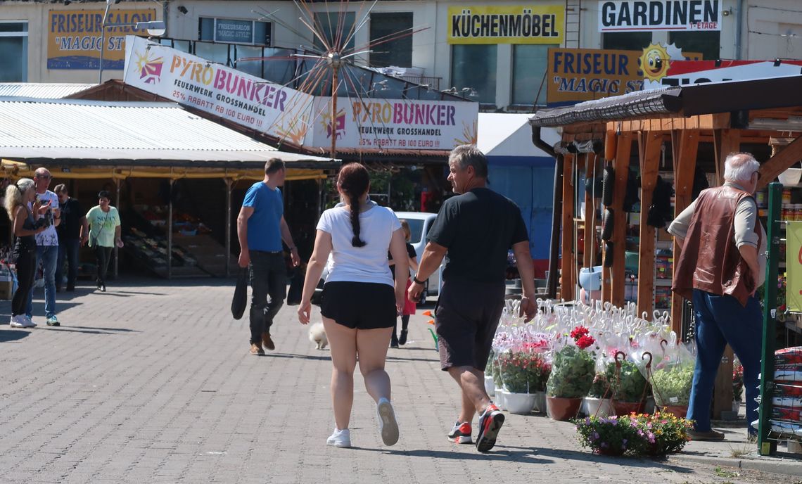 Jednak tłumy na rynku