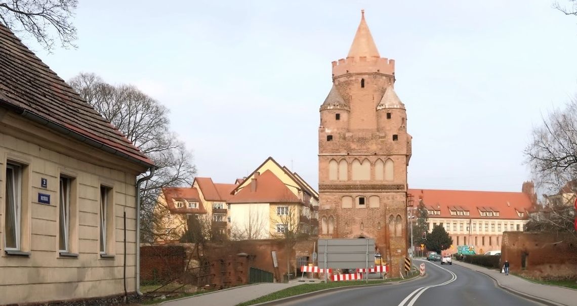 Kończą renowację Bramy Świeckiej. Kiedy zdejmą rusztowanie i "utrudniacze ruchu"