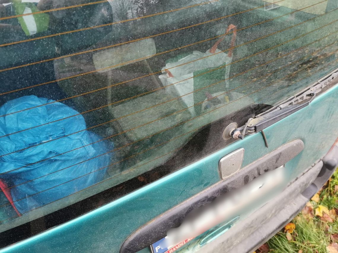 Krzesło w bagażniku, ciężkie buraki i czterokołowiec na parkingu