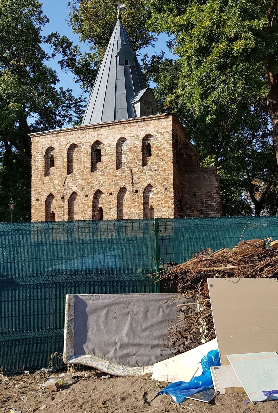 Kto powinien zapłacić za podrzucone śmieci?