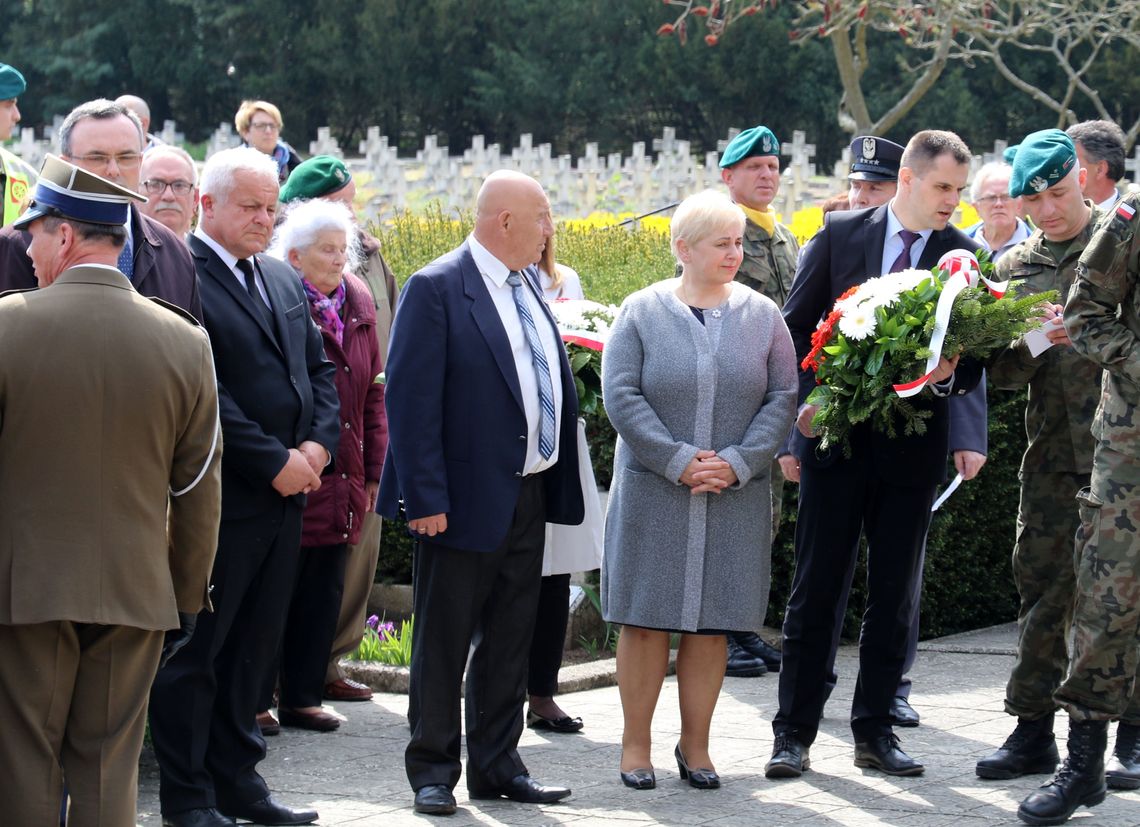 Kto składał kwiaty pod pomnikiem Wdzięczności I Armii Wojska Polskiego Kto składał kwiaty pod pomnikiem Wdzięczności I Armii Wojska Polskiego