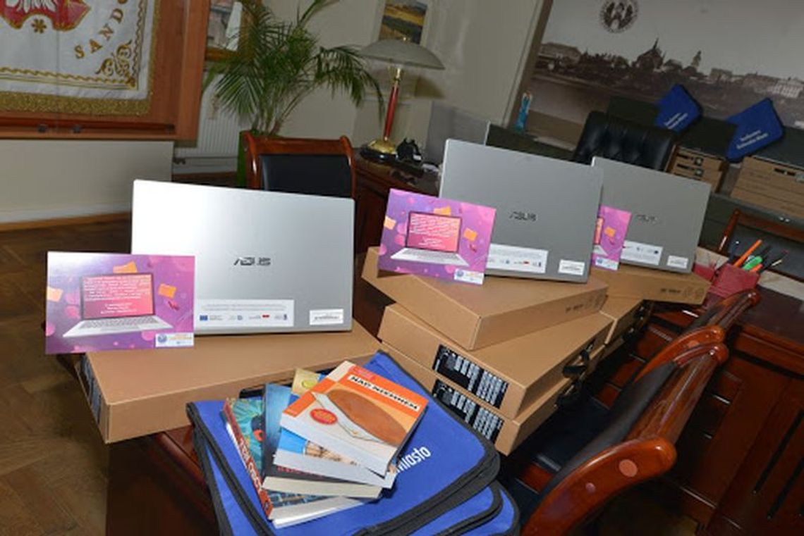 Laptopy dla uczniów i nauczycieli w ramach programu „Zdalna szkoła”
