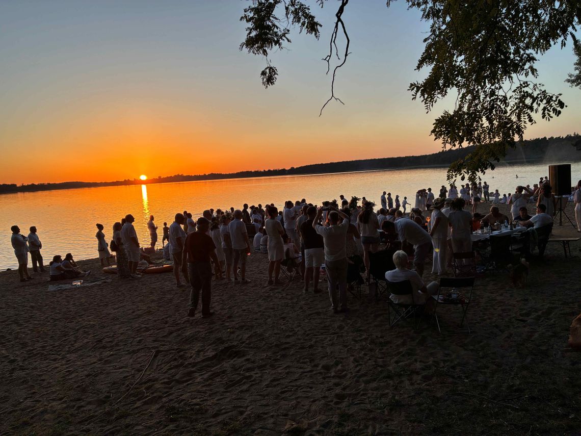 Magiczne widowisko na tle zachodzącego słońca [VIDEO, FOTO]