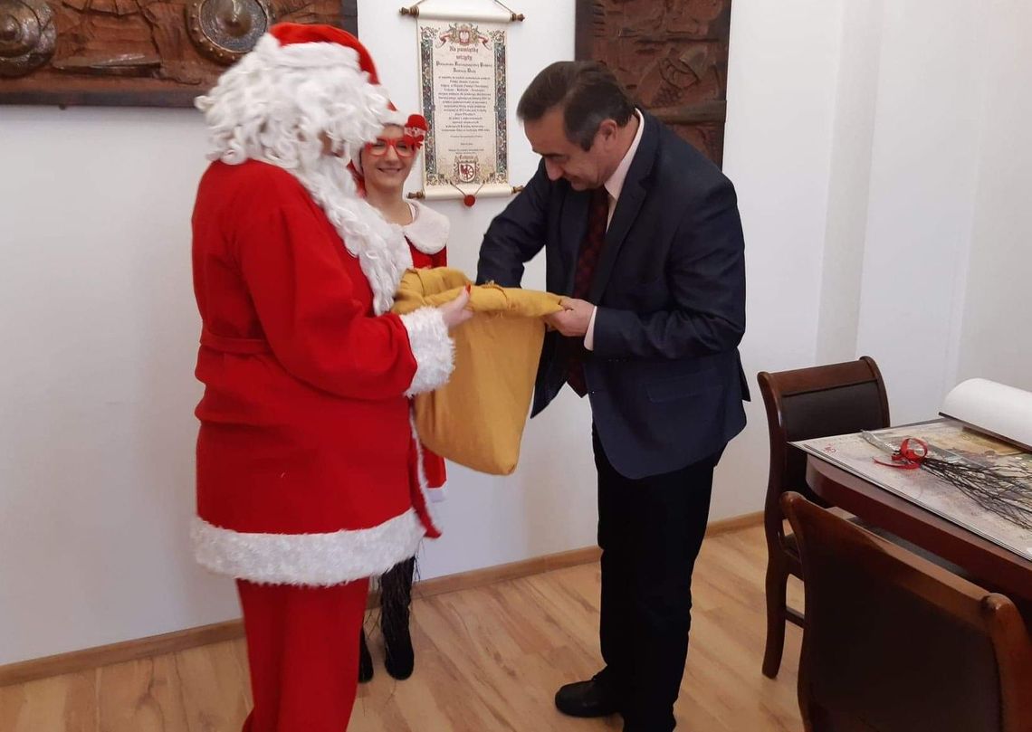 Mikołaj i Elf odwiedzili burmistrza