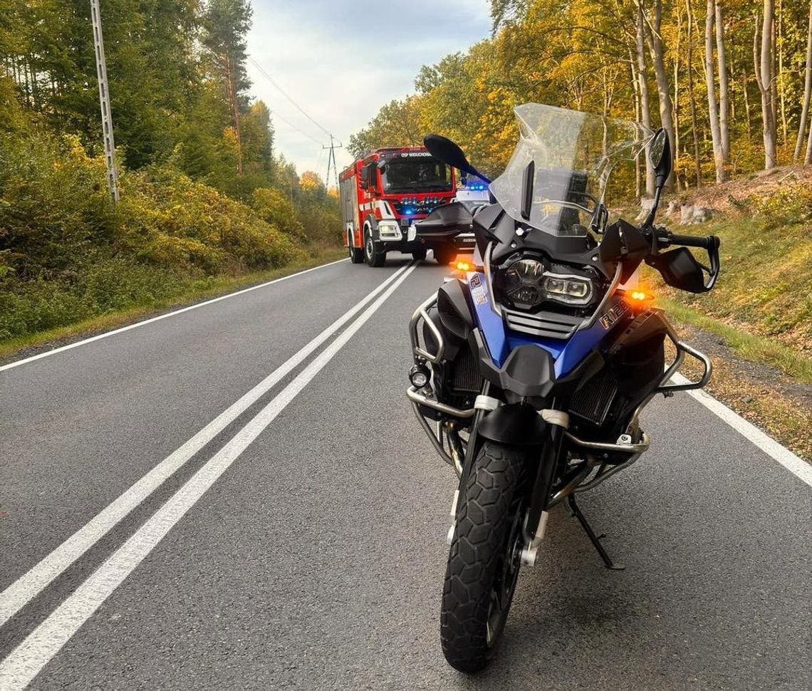 Motocyklista uderzył w samochód osobowy