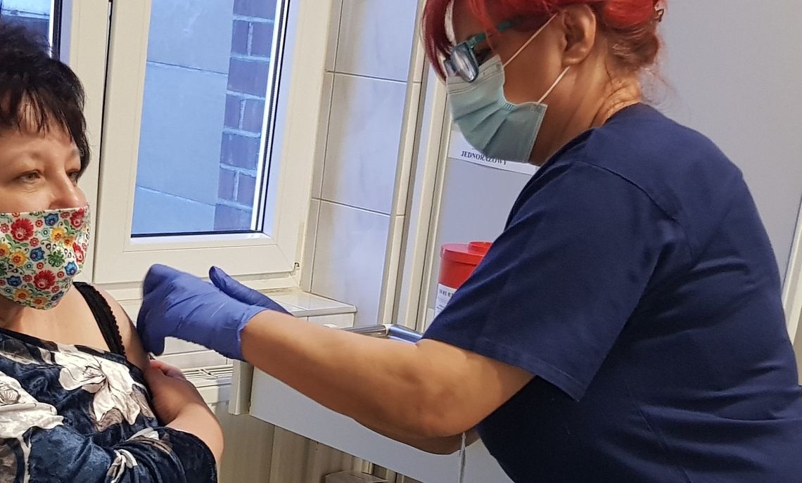 Nauczyciele szczepią się przeciw COVID-19 w gryfińskim szpitalu