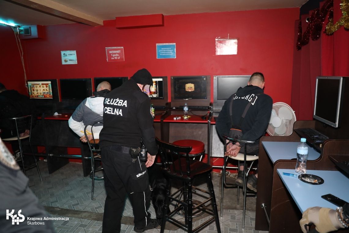 Nielegalny punkt hazardowy zlikwidowano w Chojnie. Lokal spłonął tej samej nocy [FOTO, WIDEO]