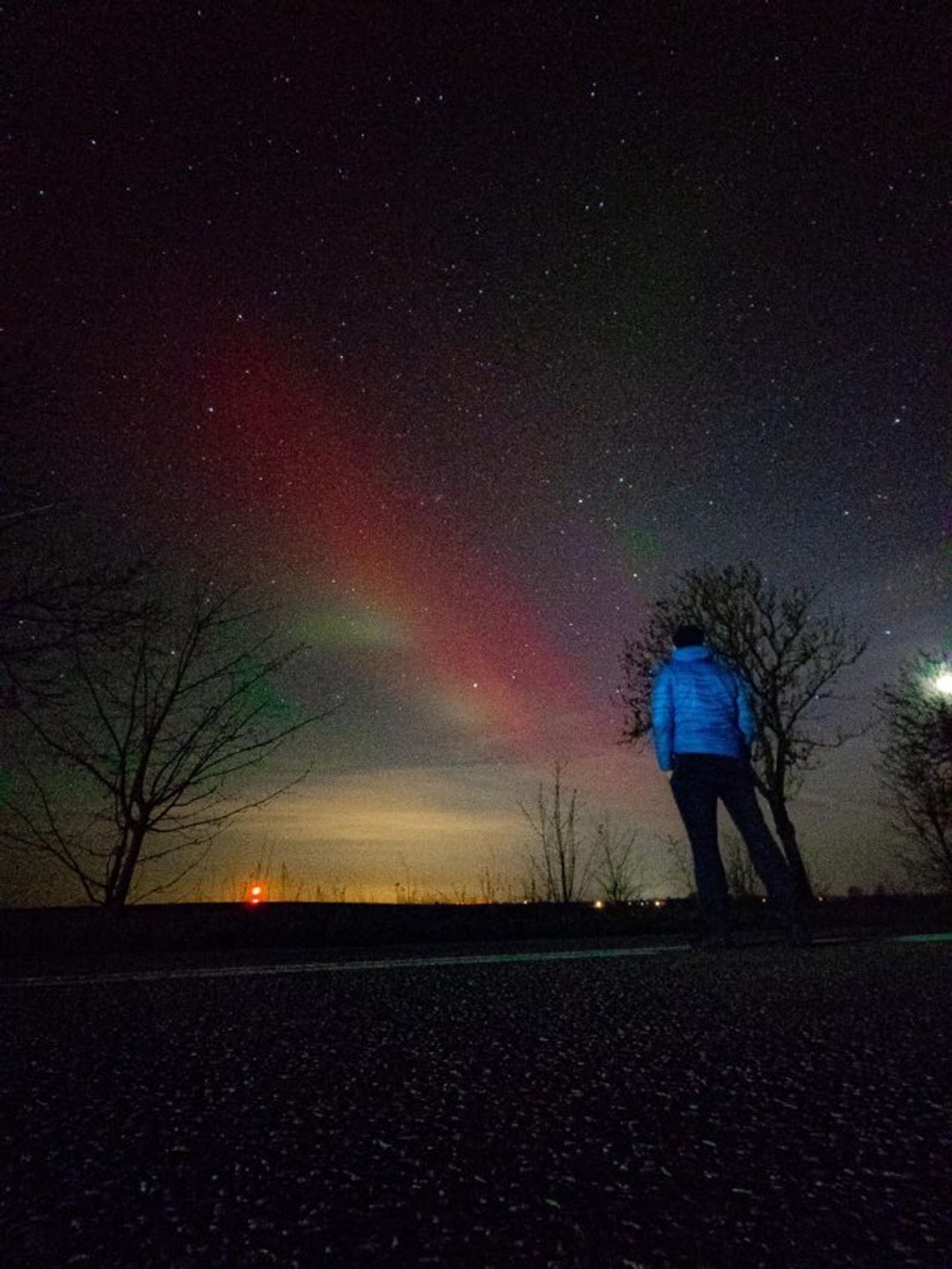 Nocna randka w świetle zorzy na chojeńskim niebie.