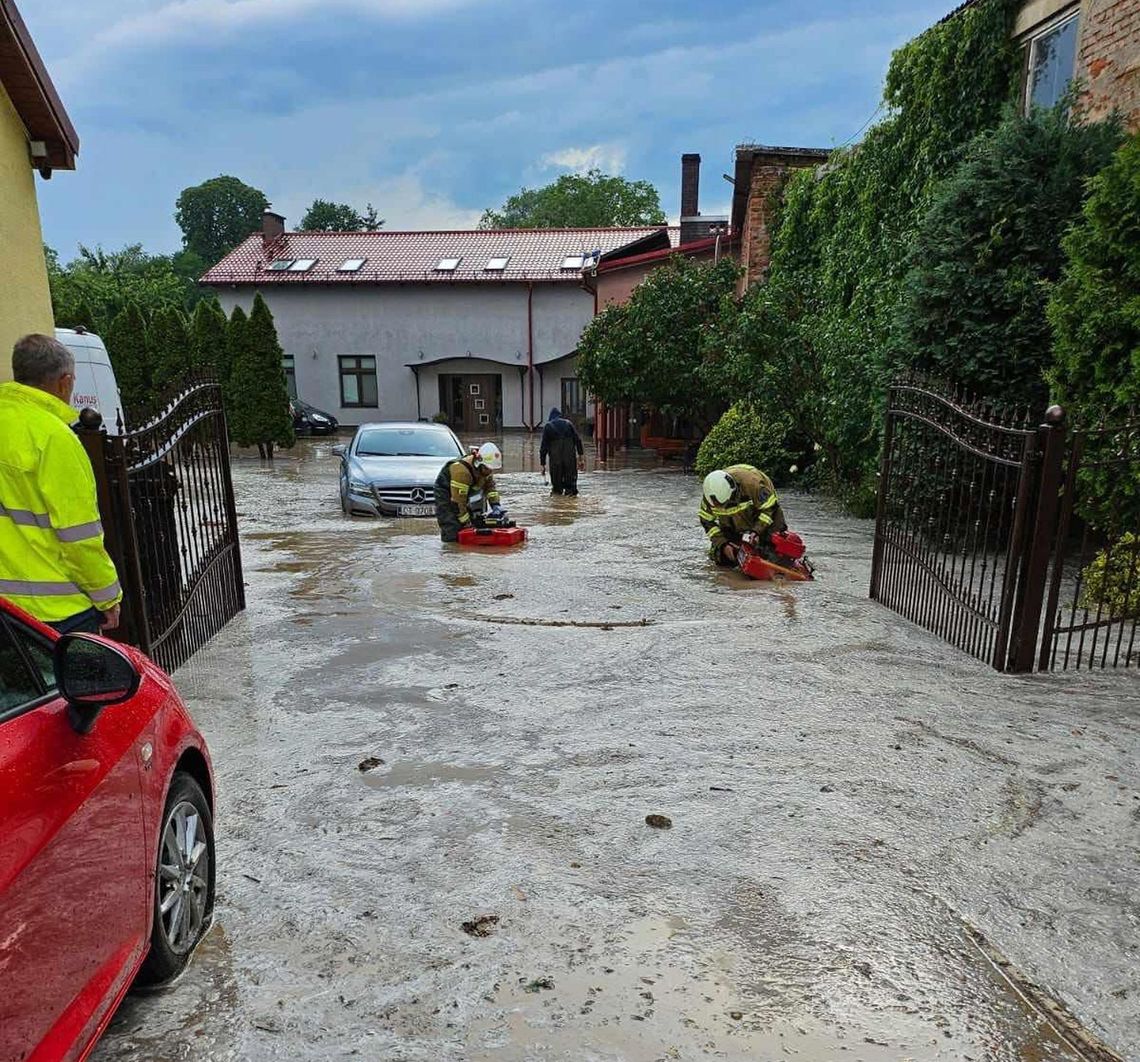 Dramatyczne skutki ulewy i gradobicia. Krajnik Dolny zalany! [FOTO, WIDEO]