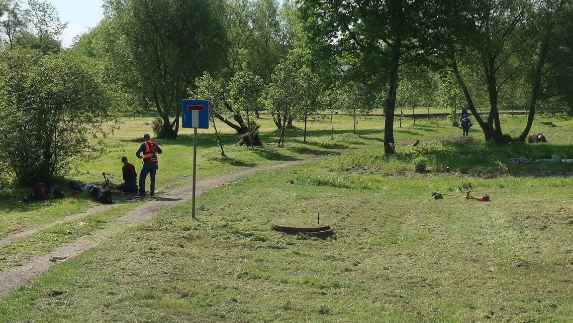 Park sprzedali, a trawę przycięli Park sprzedali, a trawę przycięli