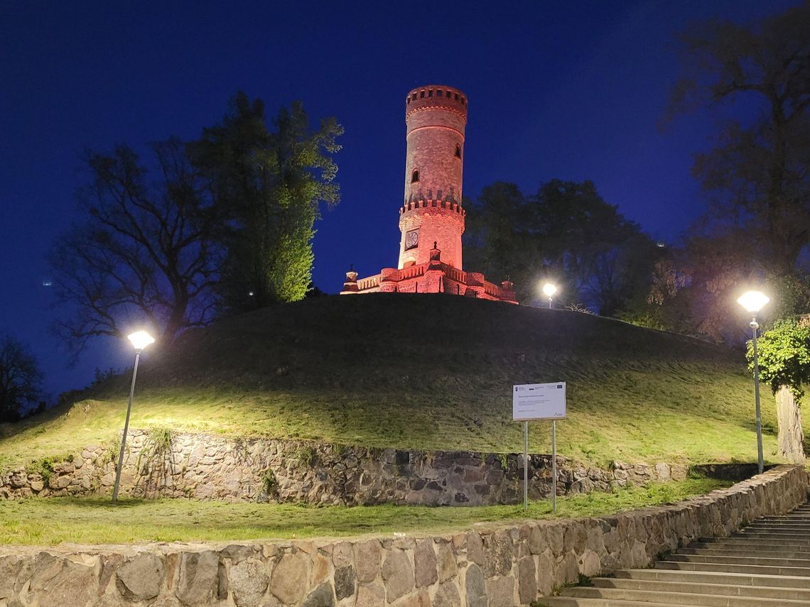 Patriotyczna iluminacja w Cedyni. Zabytkowa wieża i pełnia księżyca to hit tej majówki