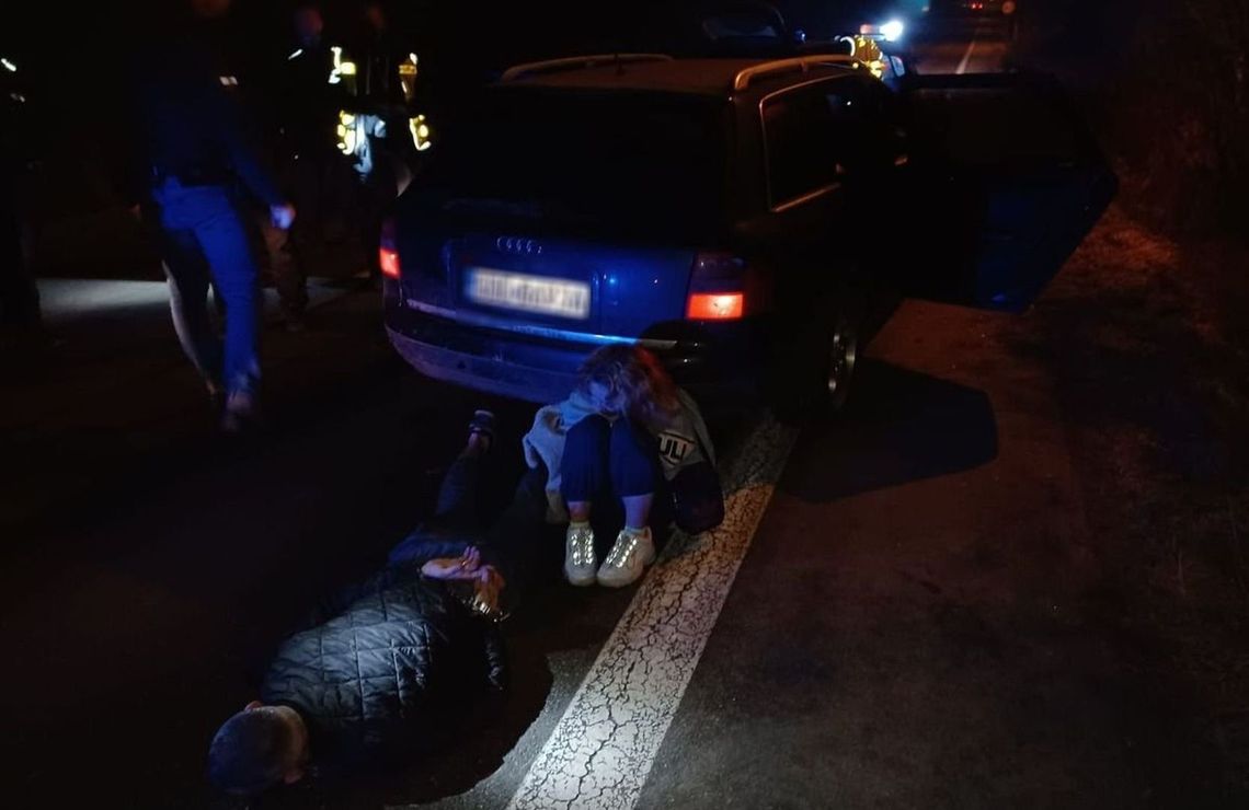 Jechali z imprezy i uderzyli w drzewo. Alkohol i narkotyki