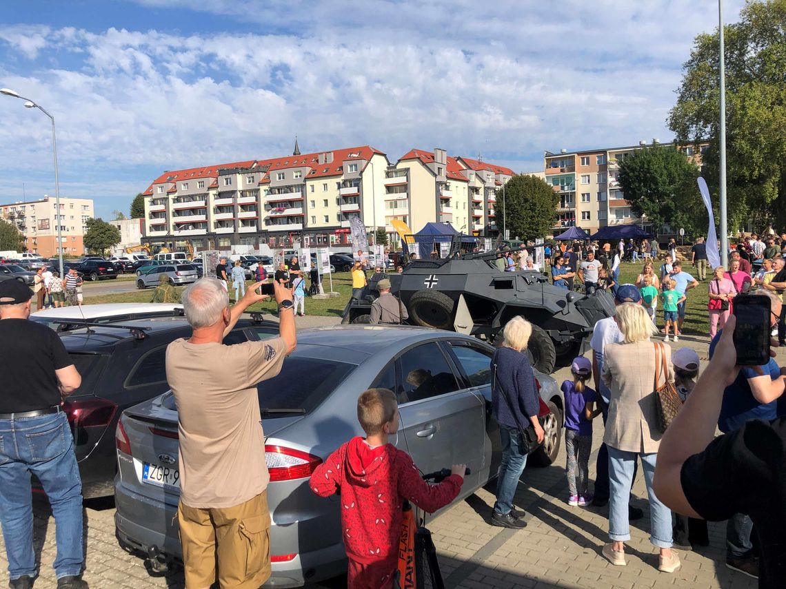 Piknik historyczny w Gryfinie: “W locie szumią spadochrony” [VIDEO, FOTO]