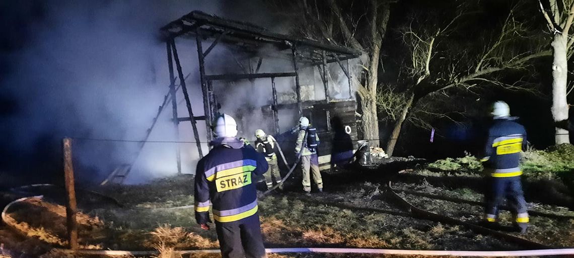 Płonącą stodołę gasiło sześć jednostek straży