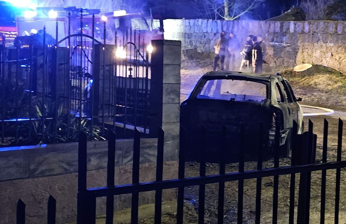 Pożar kilku samochodów postawił służby na nogi. Nocna interwencja strażaków