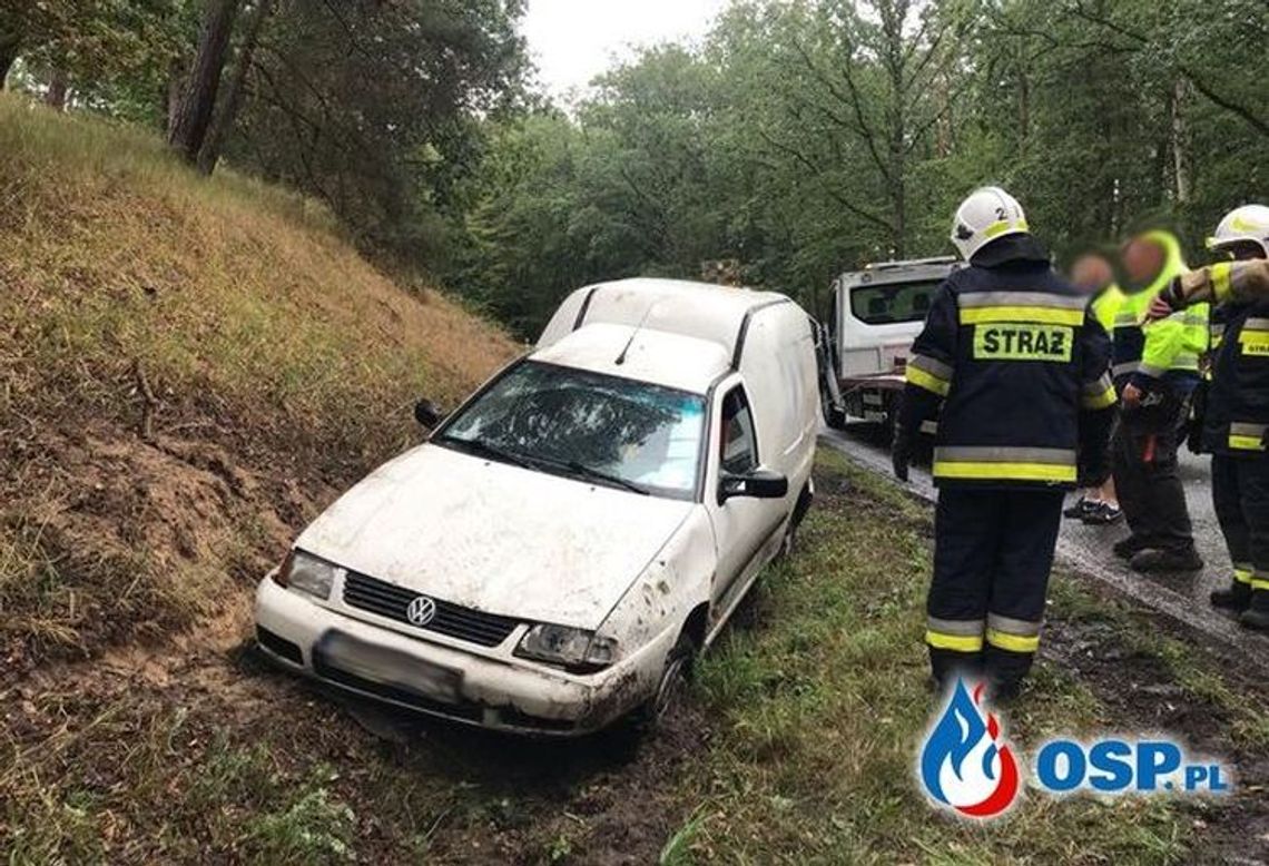 Po deszczu było slisko. Kolizja na zakręcie