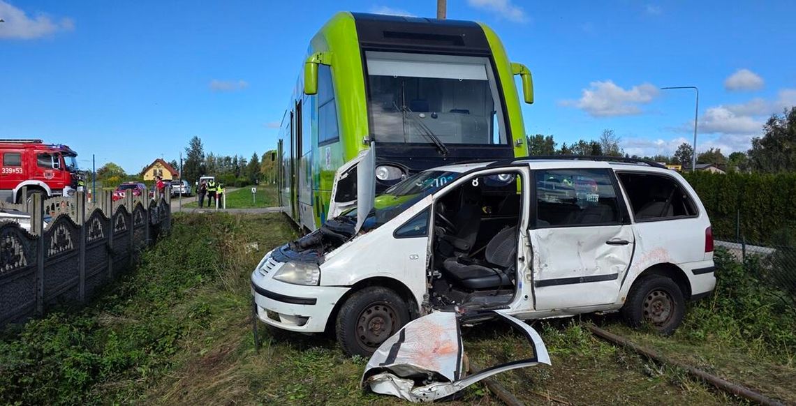 Pociąg ciągnął osobówkę kilkaset metrów Pociąg ciągnął osobówkę kilkaset metrów