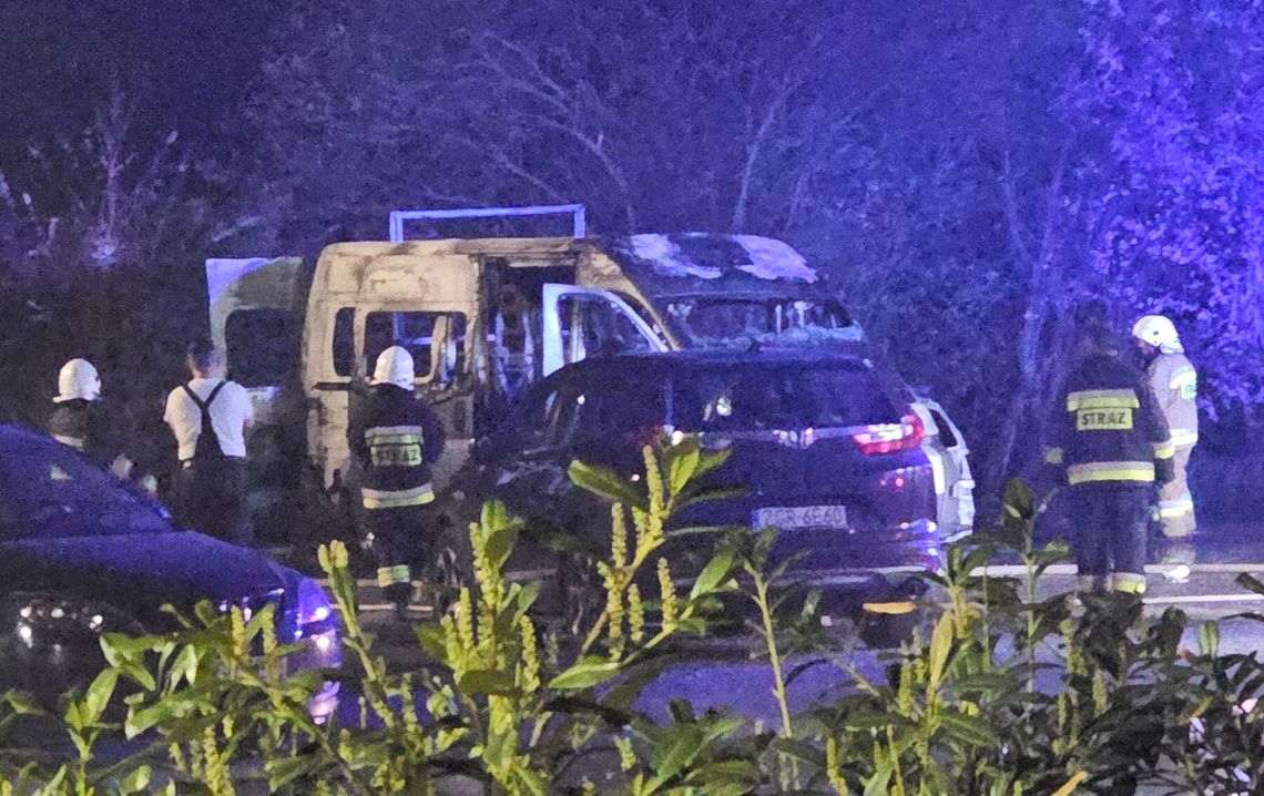 Podpalacz uderzył dwa razy! Płonęły auta i kontener przy garażach