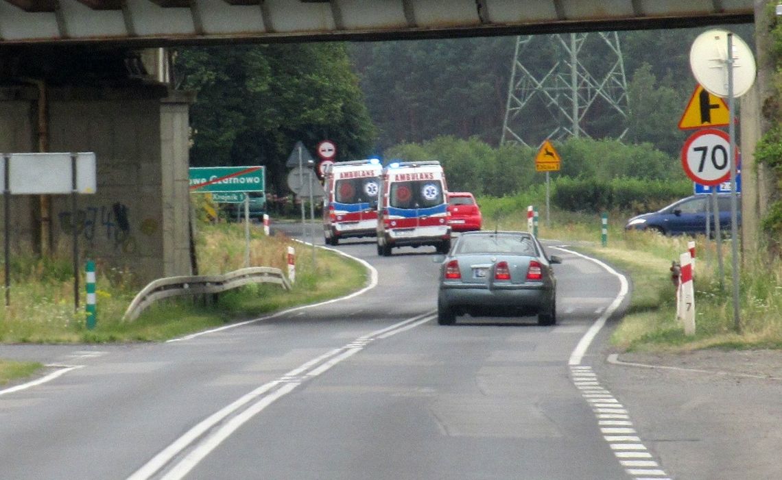 Pojazd wjechał w dom. Karetki pogotowia pędzą do zdarzenia