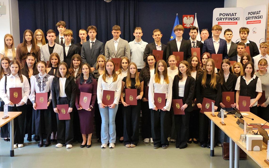 Stypendia dostała całkiem spora grup uczniów z południa powiatu Stypendia dostała całkiem spora grup uczniów z południa powiatu