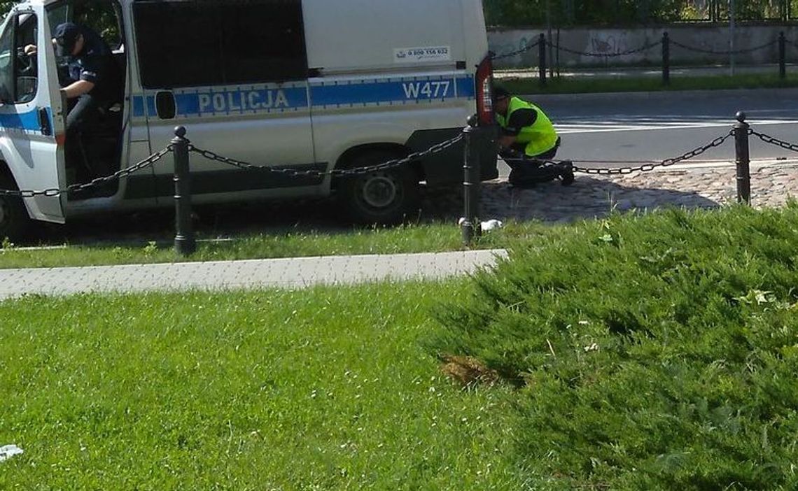 Policja pomogła choremu na ulicy