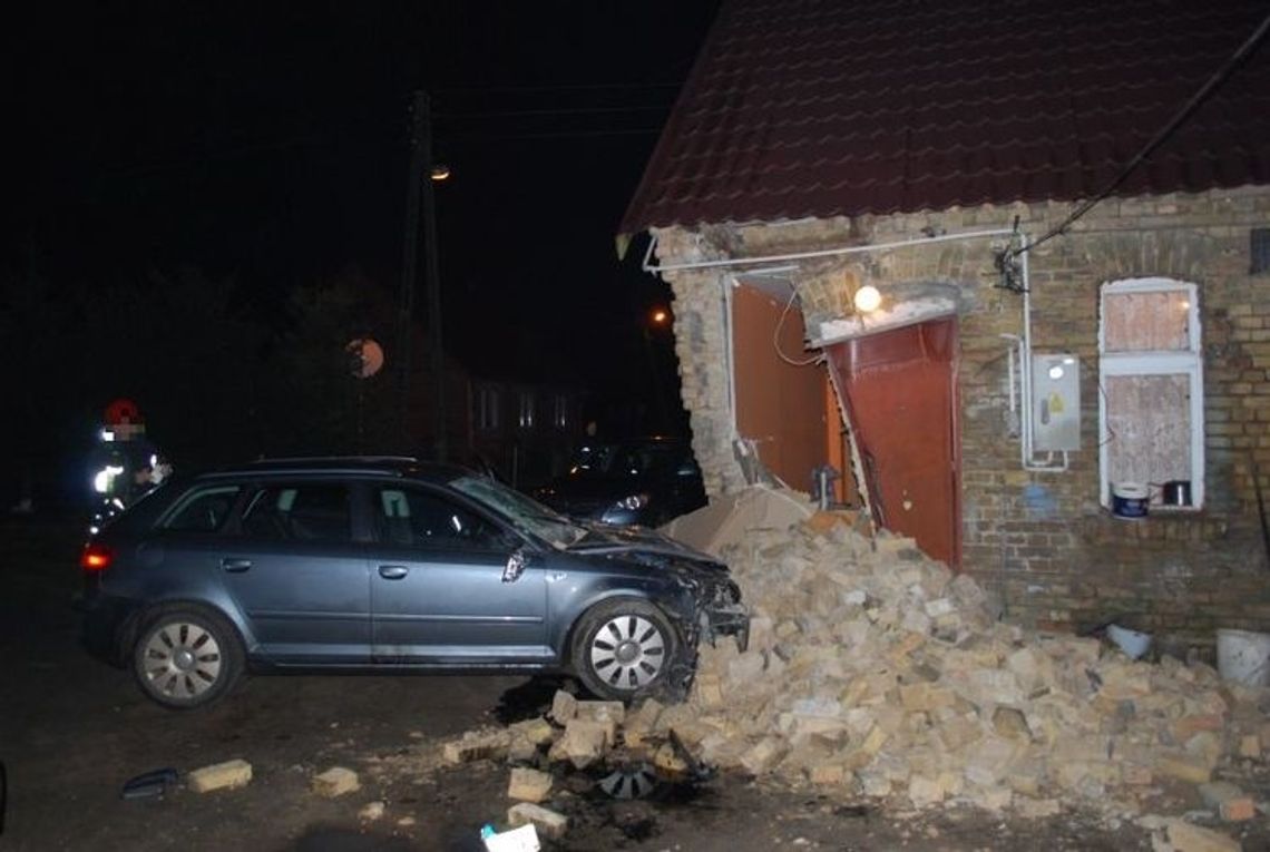 Policja szuka kierowcy. Ktoś wjechał w dom