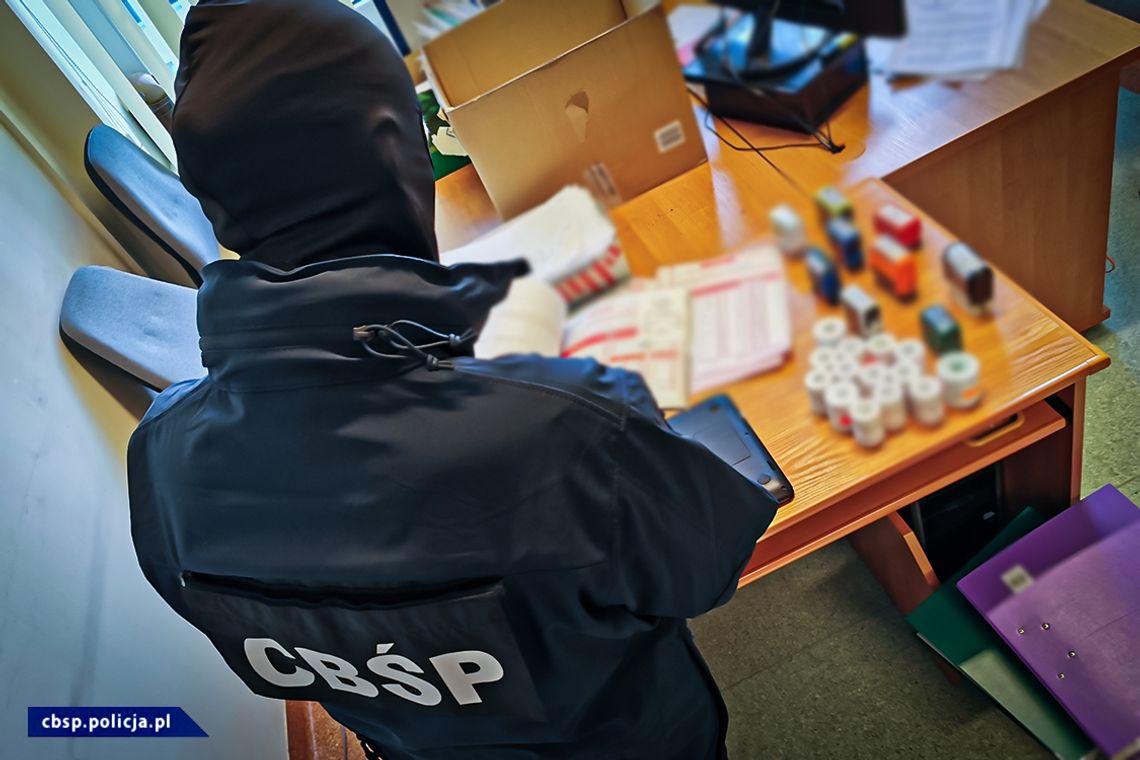 Policjanci ostrzegają przed oszustami