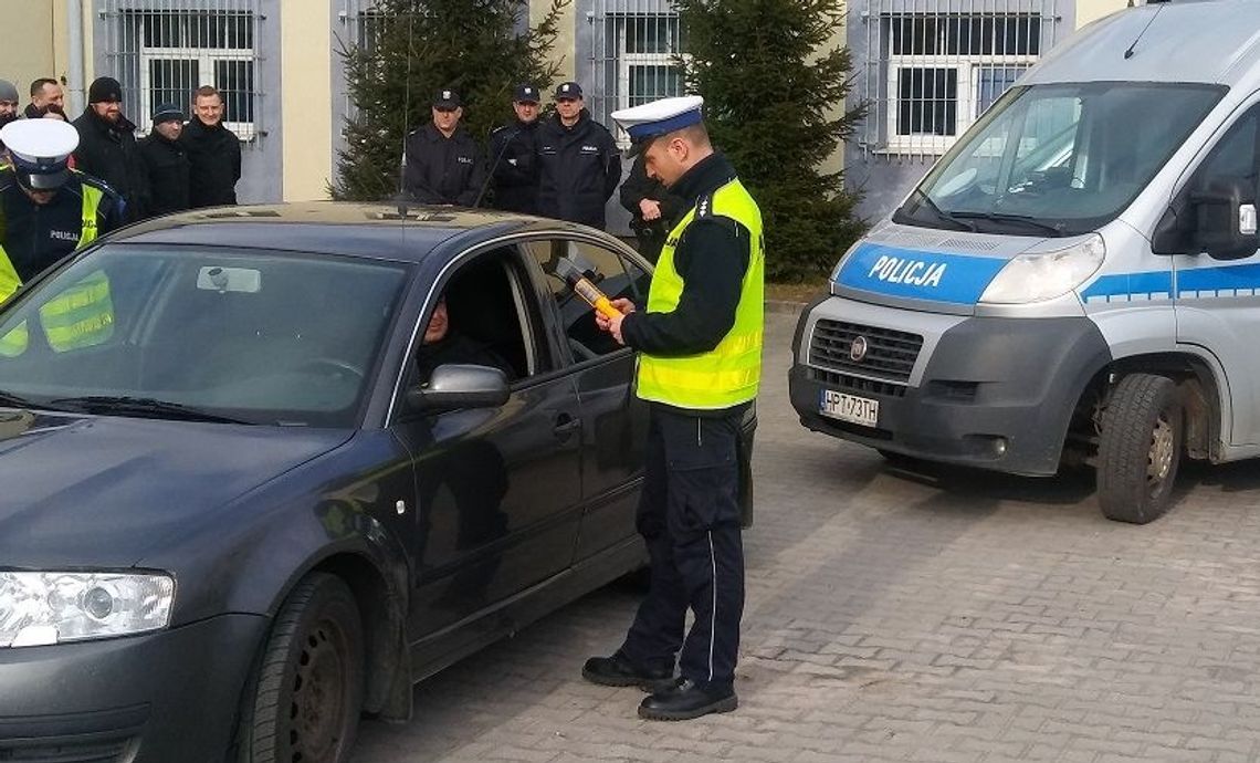 Policjanci sprawdzają trzeźwość kierujących, czy pasy bezpieczeństwa są zapięte oraz kontrolują czy odpowiednio przewożone są dzieci