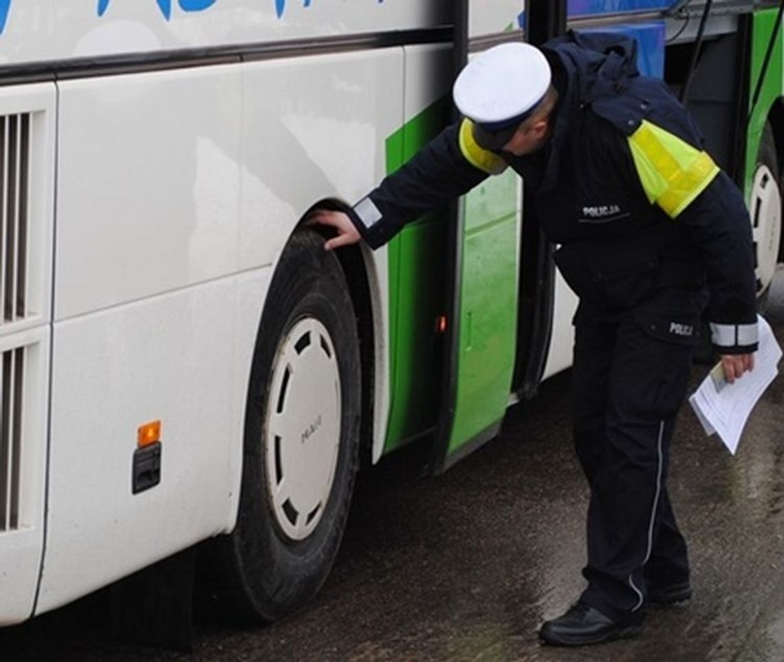 Policjanci wskazują punkty kontroli autokarów