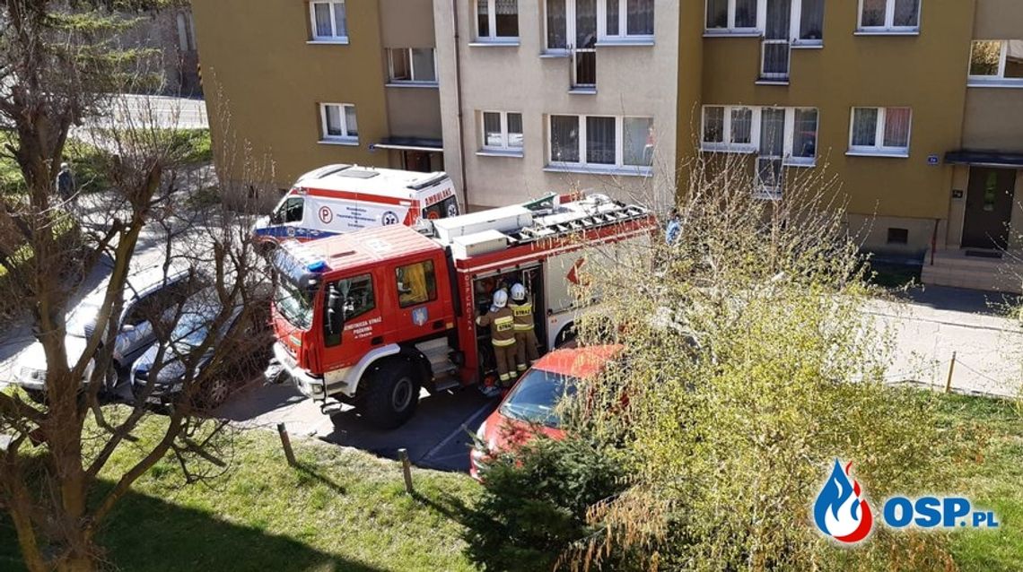 Pomogli otworzyć mieszkanie aby uratować człowieka