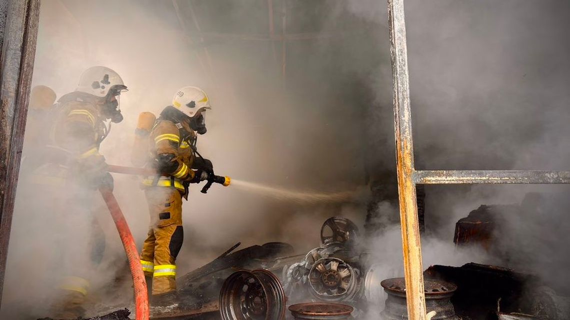 Palił się warsztat samochodowy. Akcja była trudna
