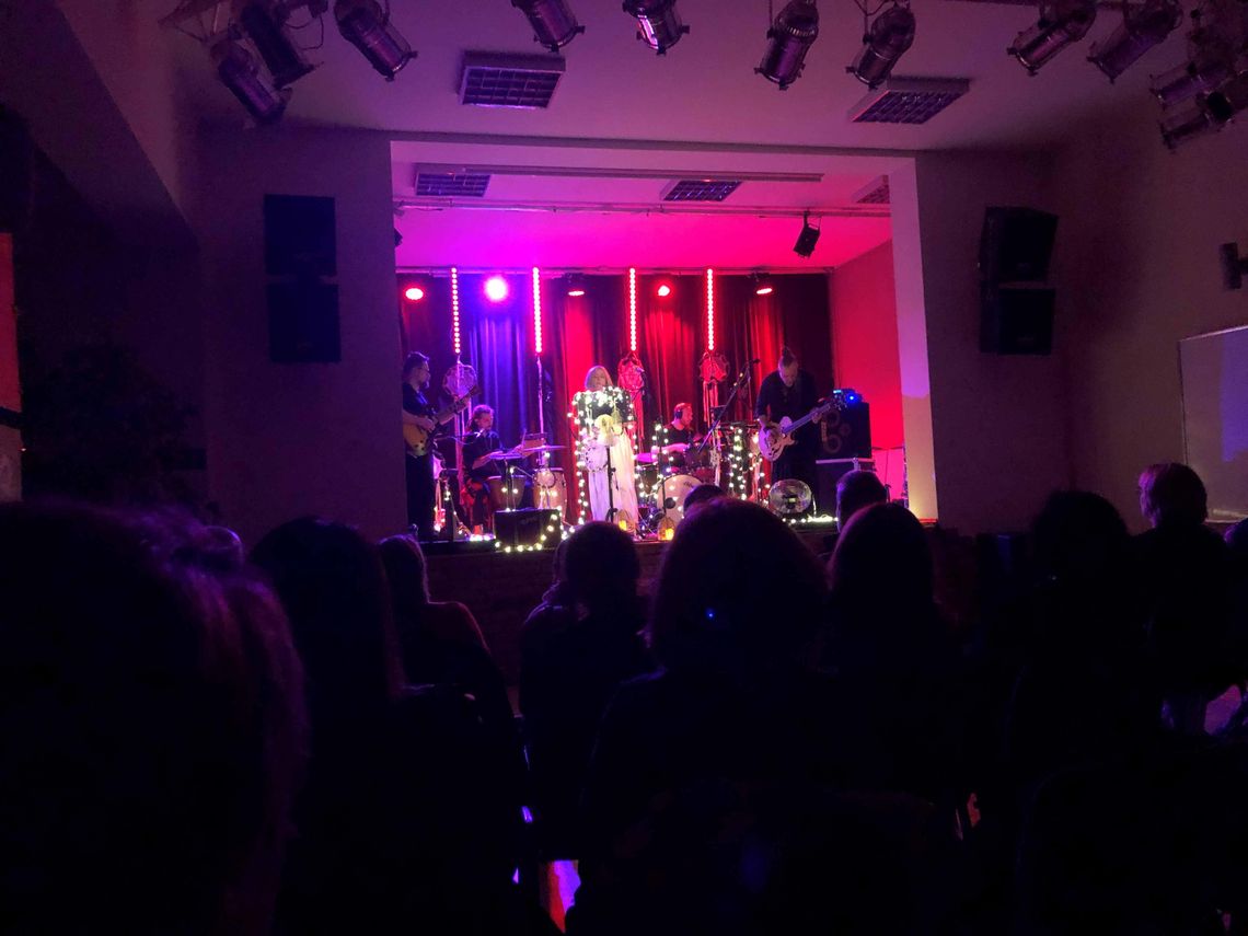 Powitanie wiosny, stand-up i „mroczny“ koncert