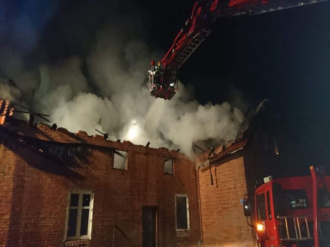 Pożar domu w Stokach. Z ogniem walczyło w nocy 7 zastępów strażaków