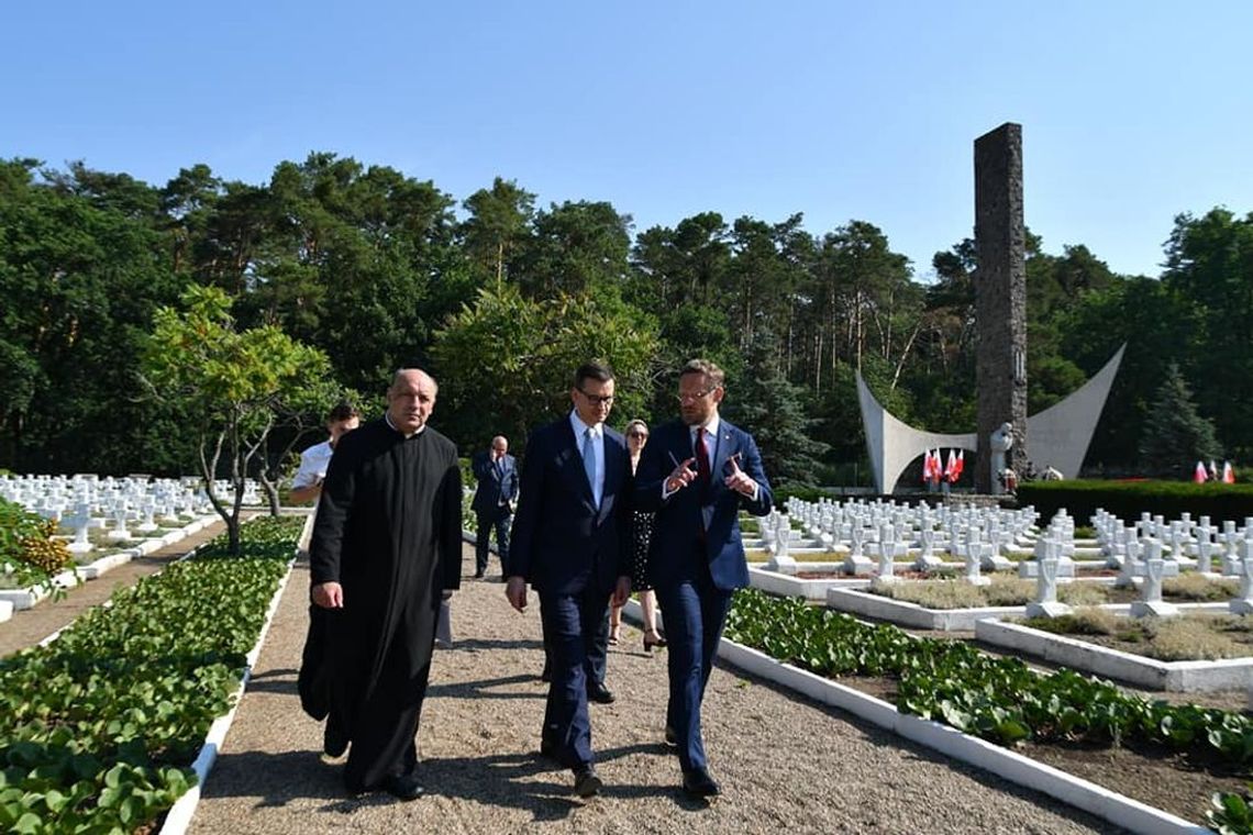 Premier Mateusz Morawiecki oddał hołd poległym żołnierzom spoczywającym na Cmentarzu Wojennym